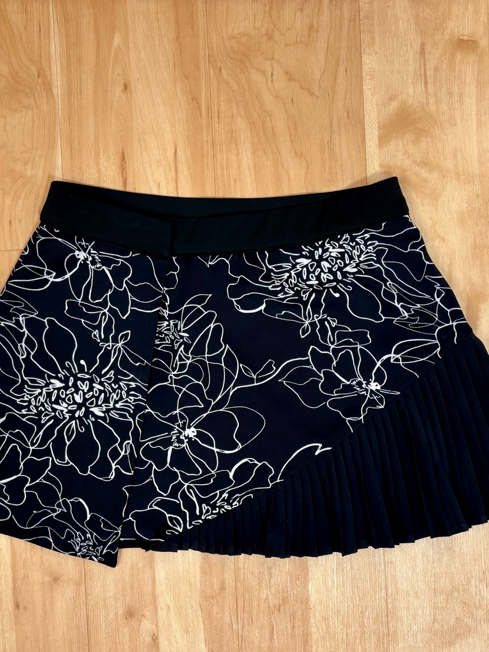 TAIL Tennis Golf Black Floral Fit & Active Pleated Mini Skirt